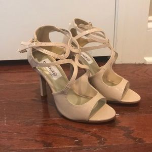 Nude heel NEVER WORN!